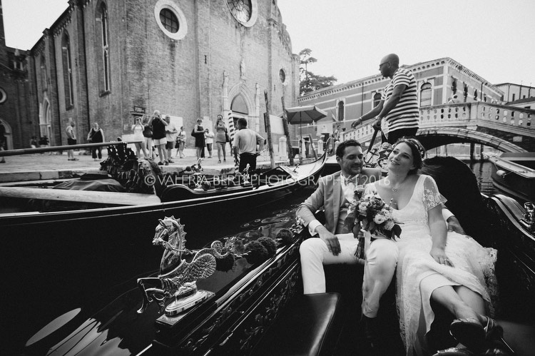 ritratti-sposi-venezia-gondola-012