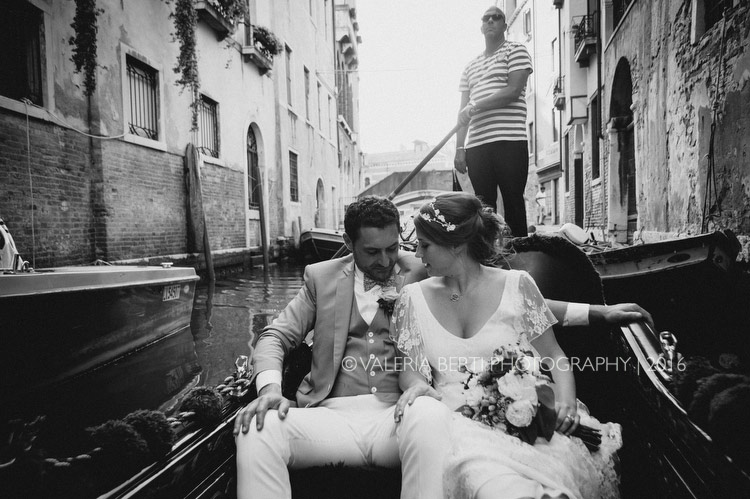 ritratti-sposi-venezia-gondola-014