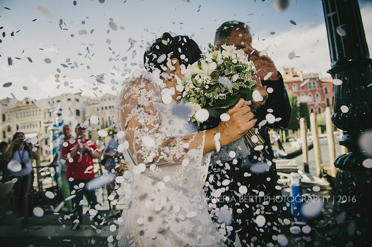 fotografo-matrimonio-venezia-uscita-sposi-002