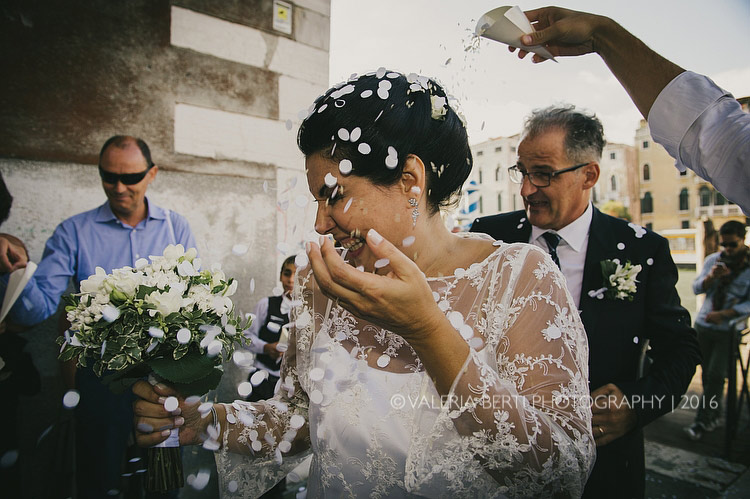 fotografo-matrimonio-venezia-uscita-sposi-004