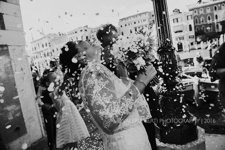 fotografo-matrimonio-venezia-uscita-sposi-005