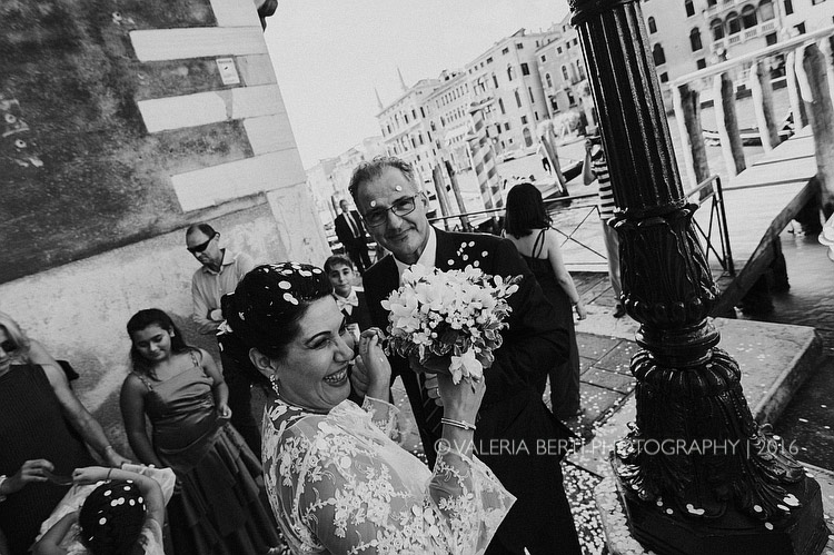 fotografo-matrimonio-venezia-uscita-sposi-007