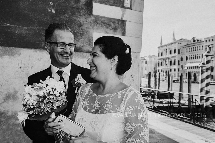 fotografo-matrimonio-venezia-uscita-sposi-008
